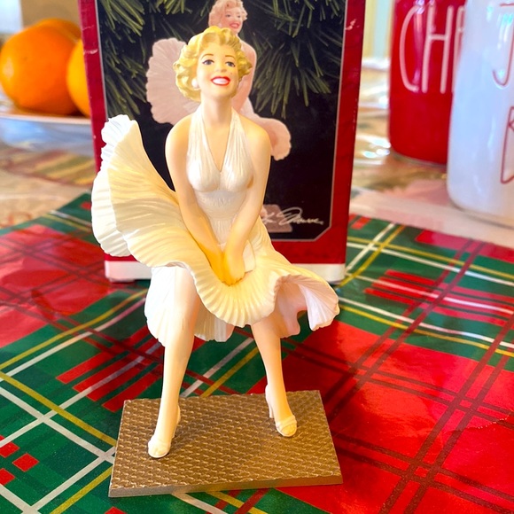 #010. Vintage Hallmark keepsake Marilyn Monroe - Picture 2 of 8